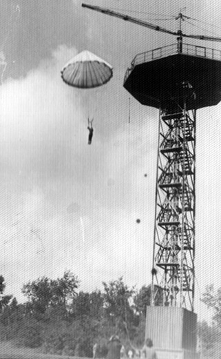 Металлическая парашютная вышка в ЦПКиО. Конец 1950х - начало 1960х